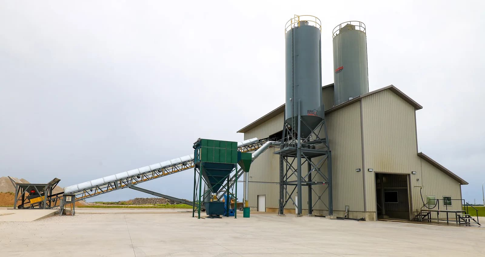 New concrete production plant with rail receiving facility